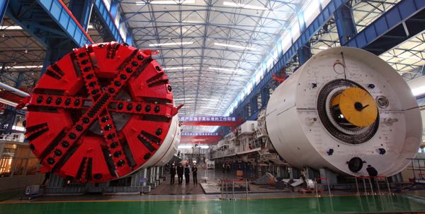 盾構(gòu)機(jī)大腦內(nèi)部控制核心是PLC控制系統(tǒng)，PLC控制系統(tǒng)有7個(gè)優(yōu)勢(shì)